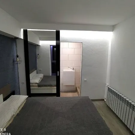 для 4-х с двумя санузлами и балконом для курения Apartment